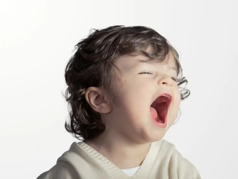 Roczne dziecko budzi się w nocy co godzinę – poznaj przyczyny i rozwiązania