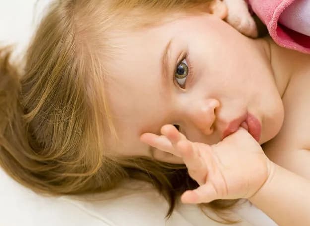 Jak oduczyć dziecko ssania kciuka - skuteczne metody i porady