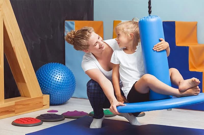 Integracja sensoryczna w domu: skuteczne sposoby na rozwój dziecka