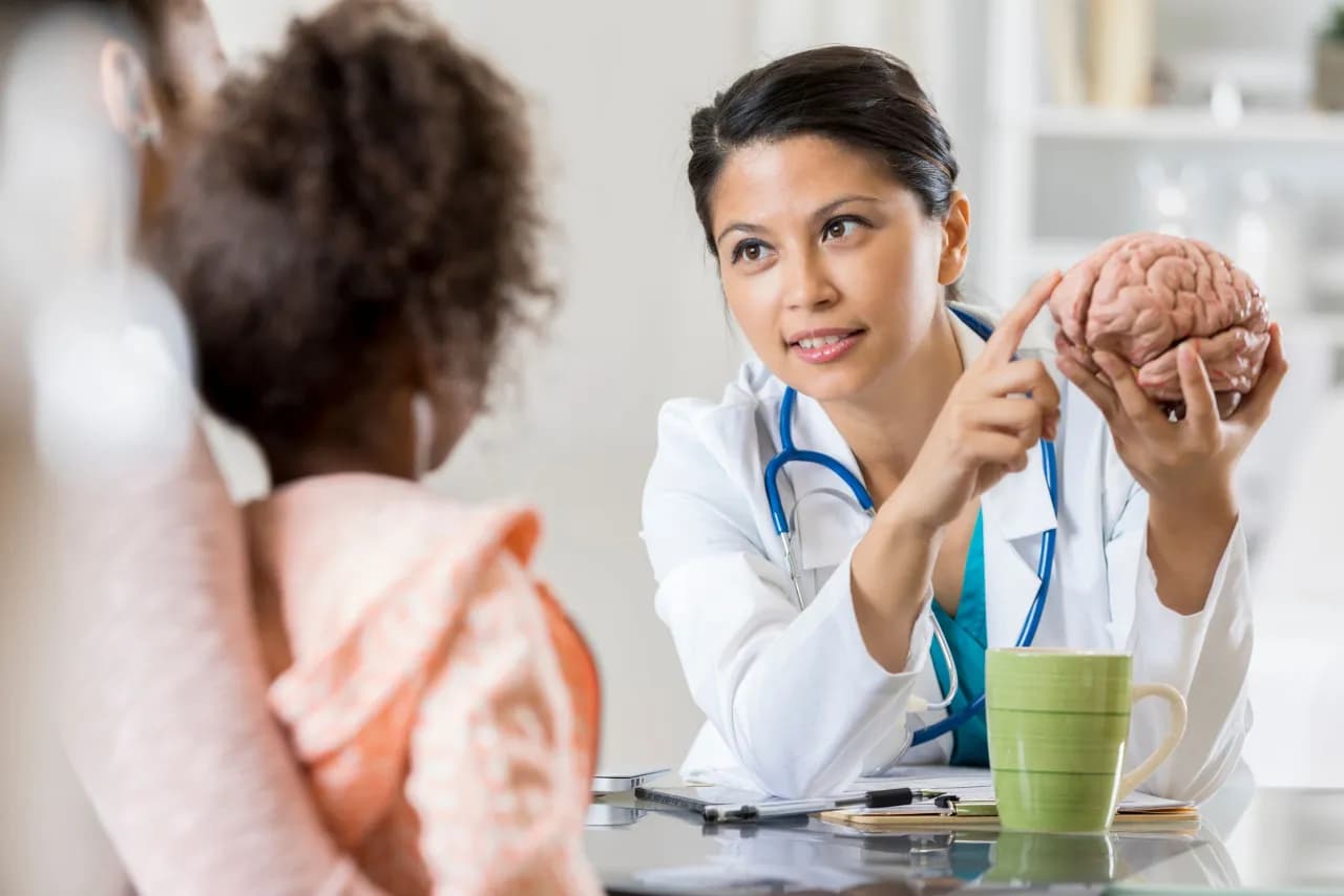 Kiedy do neurologa z przedszkolakiem? Objawy, które powinny niepokoić