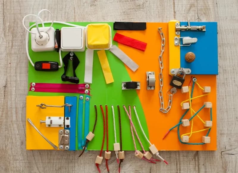 Tablica sensoryczna - jak wspiera rozwój dziecka przez zabawę