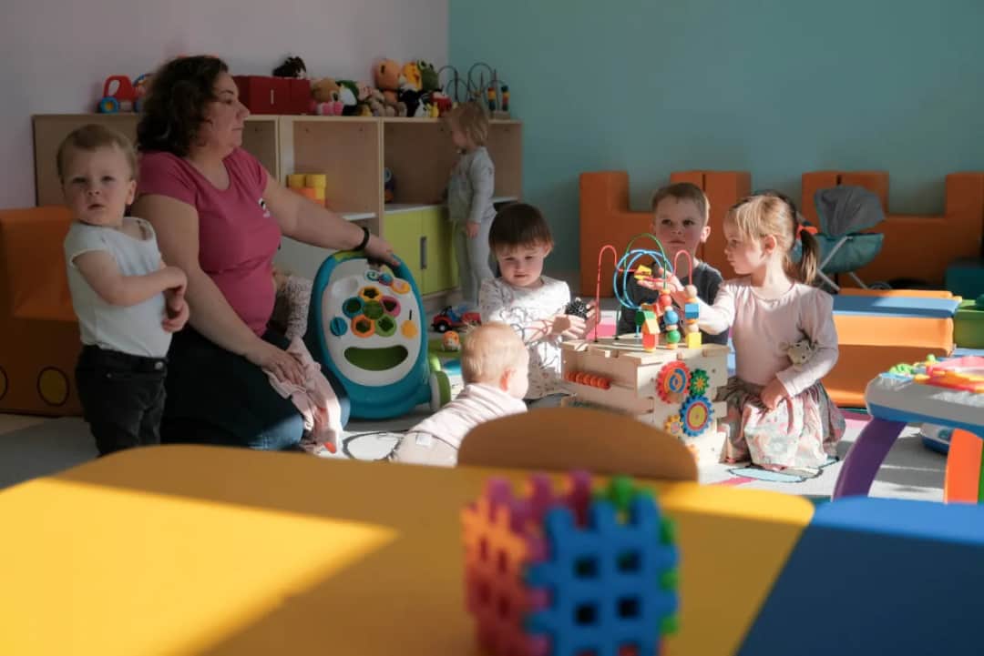 Ile opiekunek na dziecko w żłobku? Sprawdź przepisy i normy