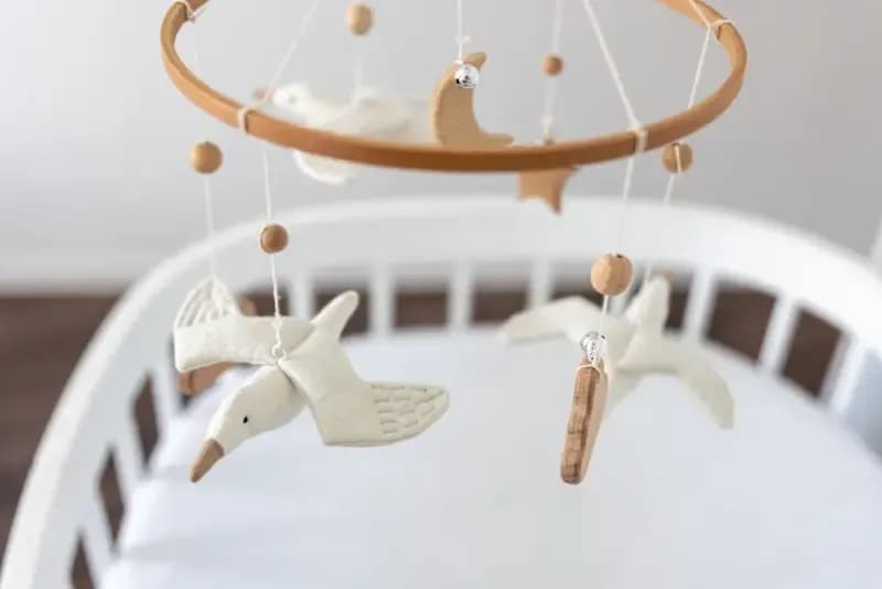 Najlepsza karuzela do łóżeczka sensoryczna wspierająca rozwój zmysłów