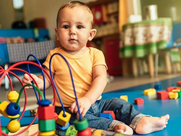 Co dla rocznego dziecka: najlepsze zabawki wspierające rozwój