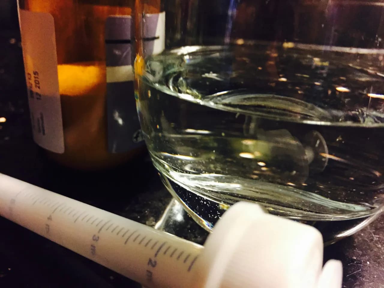 Jak podać dziecku antybiotyk w zawiesinie bez stresu i błędów